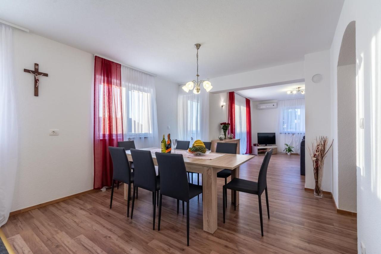 Family Friendly Apartments With A Swimming Pool Stanici, Omis - 18676 Exterior foto