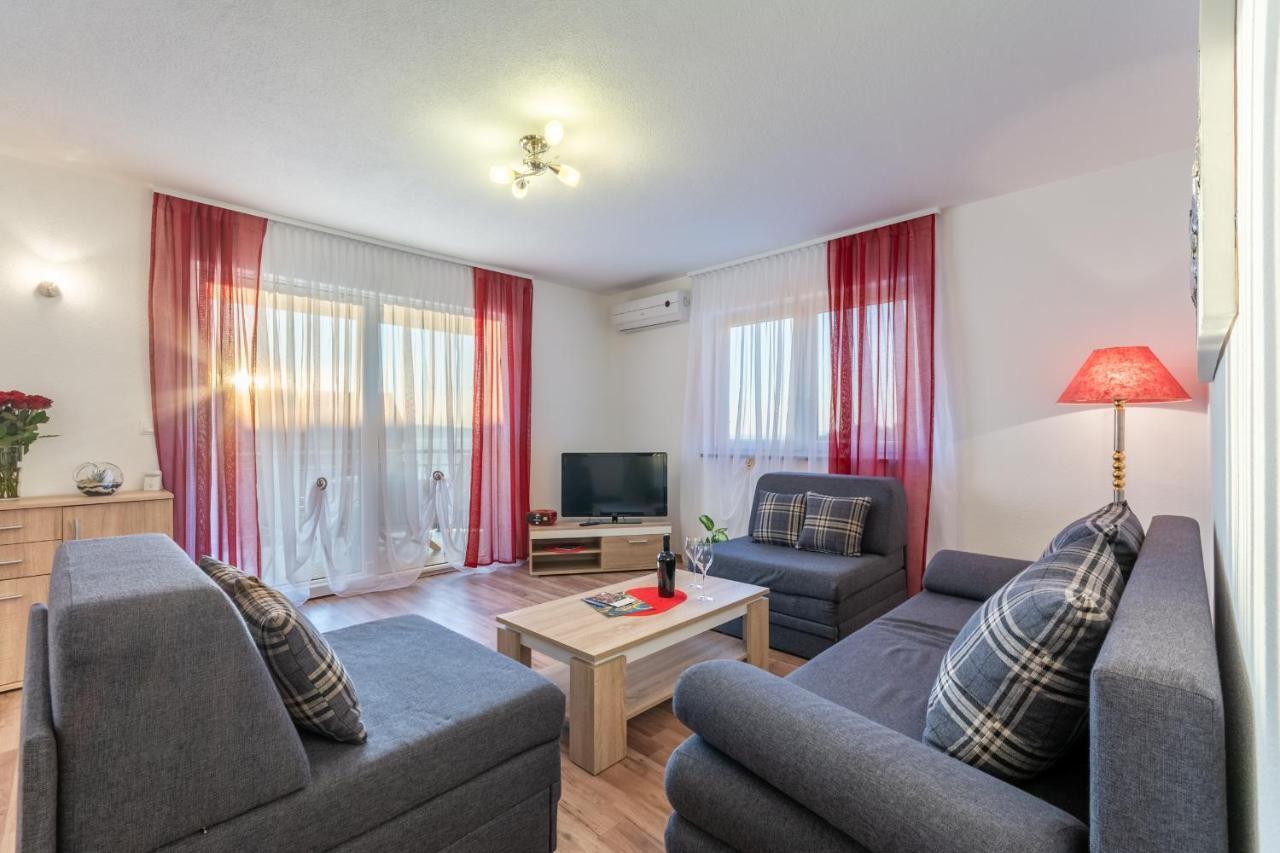 Family Friendly Apartments With A Swimming Pool Stanici, Omis - 18676 Exterior foto