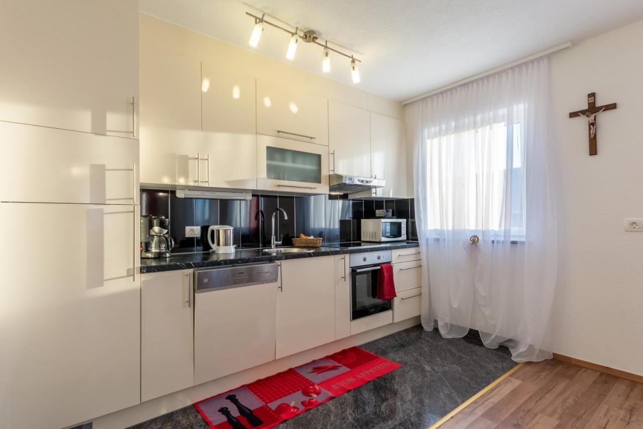 Family Friendly Apartments With A Swimming Pool Stanici, Omis - 18676 Exterior foto